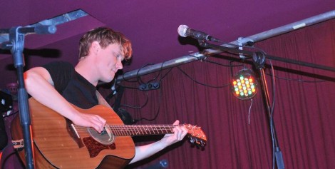Oliver Herlitzka - ein Mann und seine Gitarre. Foto: Antje Benda