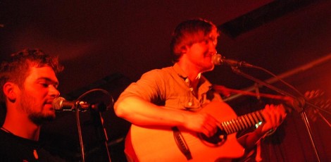 Camou - mit Cajon und Gitarre auf der Bühne. Foto: Antje Benda