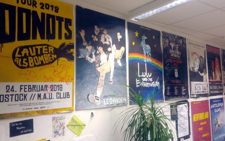 Wand im Raum der LOHRO-Mujsikredaktion mit Tourplakaten vergangener Konzerte