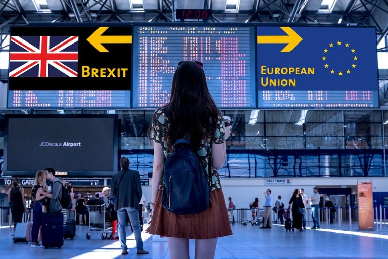 Eine Person schaut auf einen digitalen Wegweiser eines Flughafens. Ein Pfeil nach Links zeigt auf Brexit. Ein Pfeil nach Rechts zeigt auf Europäische Union.