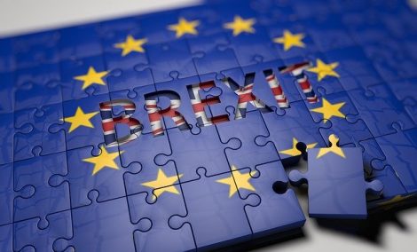 die Europaflagge als Puzzle mit dem Wort Brexit in der Mitte.