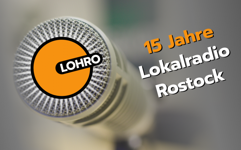 Detailansicht Studiomikrofon mit Logo und Schrift: 15 Jahre Lokalradio Rostock