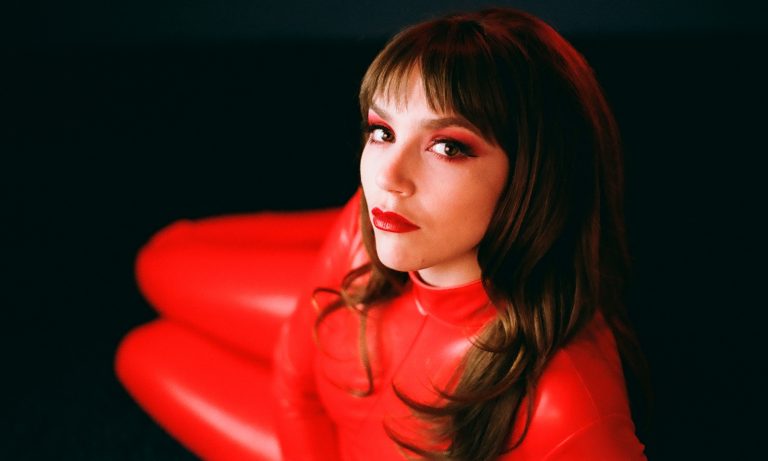 Musikern Sofia Portanet in rotem Kleidungsstück