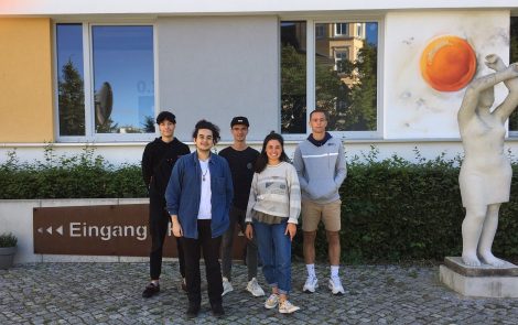 Gruppenfoto der LOHRO-Freiwilligen 2020/21 vor dem Gebäude der Frieda23