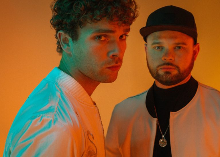 Portrait von Mike Kerr und Ben Thatcher, Mitglieder des Musiker-Duos Royal Blood