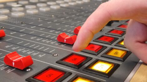 Zeigefinger über On-Taste auf Audio-Mischpult im LOHRO-Sendestudio