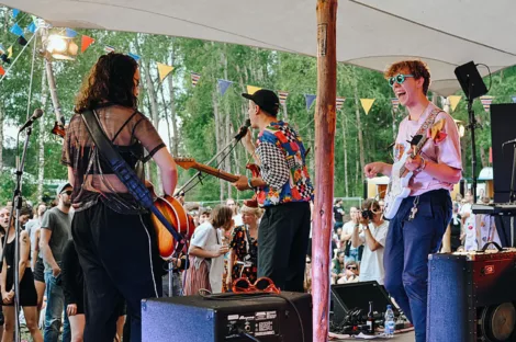 Drei Künstler:innen auf der Birkenhain-Bühne des Immergut Festival