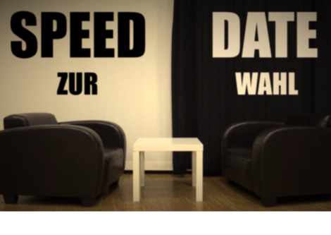Text: Speed Date zur Wahl, Hintergrund: ein Tisch, zwei Sessel und ein schwarz weißer Vorhang dahinter