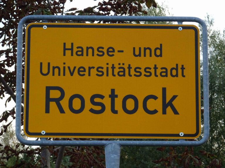 Ortseingangsschild Hanse- und Universitätsstadt Rostock