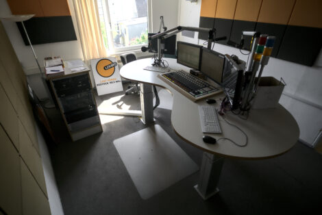 Draufsicht auf das Hauptsendestudio von Radio LOHRO (2013-2022) mit zentralem Sendetisch