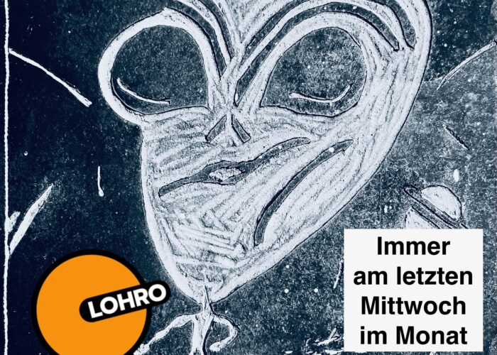 Alien mit Pfeil vor schwarzem Hintergrund