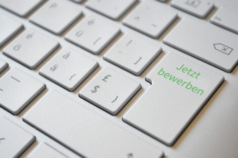 Anschnitt einer Computer-Tastatur mit geänderter Beschriftung der ENTER-TASTE in grüner Farbe: Jetzt bewerben