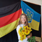 Frau vor Fahnen