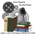 Bücher, Mikrofon und Zahnräder im Hintergrund, dazu Text