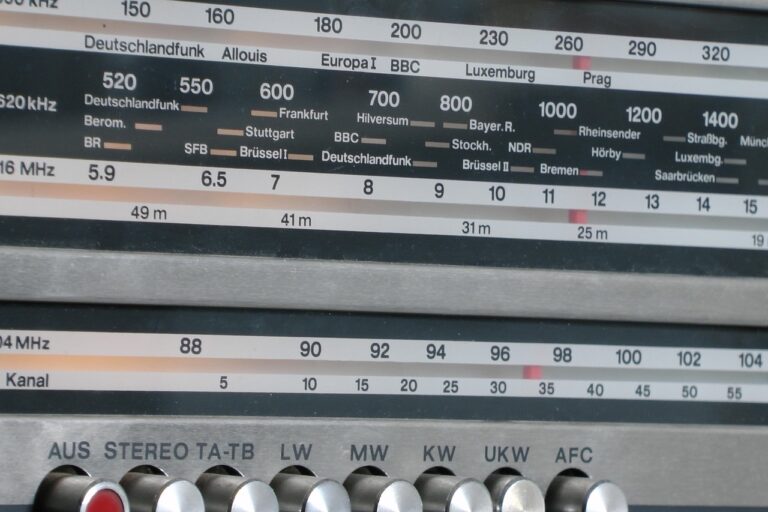 Frontalansicht eines Radios mit Beschriftungen zu Frequenzbändern und ausgewählten Radiosendern