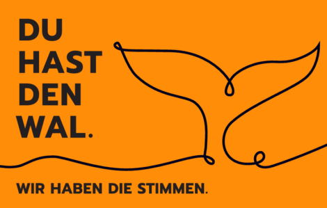 Schwarzer Text neben stilisierter Walflosse